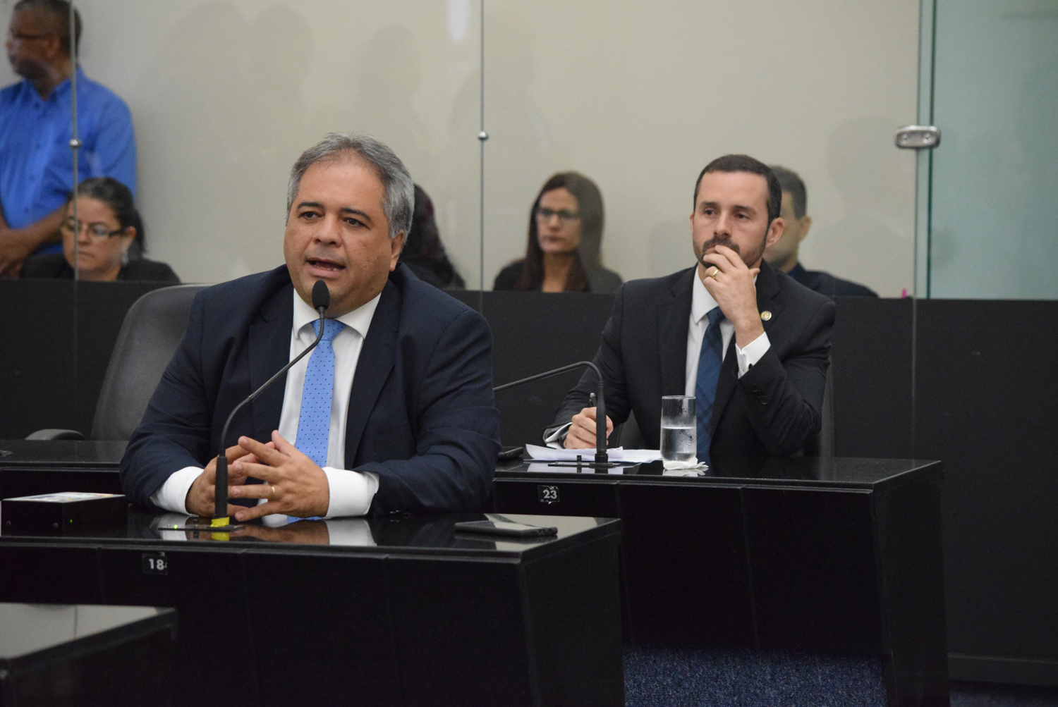 Deputados Silvio Camelo (em aparte) e Bruno Toledo.JPG