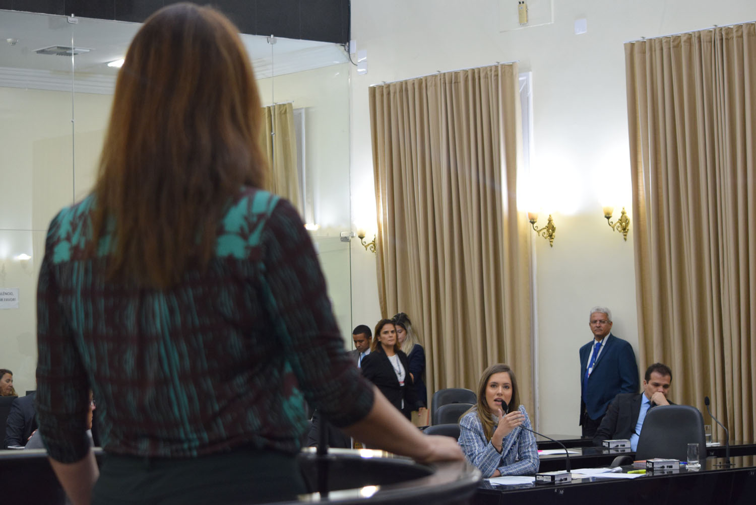 Jó Pereira atenta ao aparte da deputada Cibele.JPG