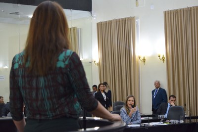 Jó Pereira atenta ao aparte da deputada Cibele.JPG