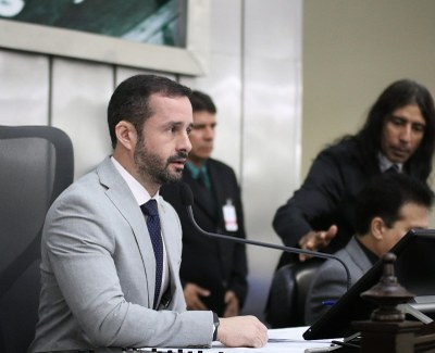 Deputado Bruno Toledo presidiu a sessão.jpeg