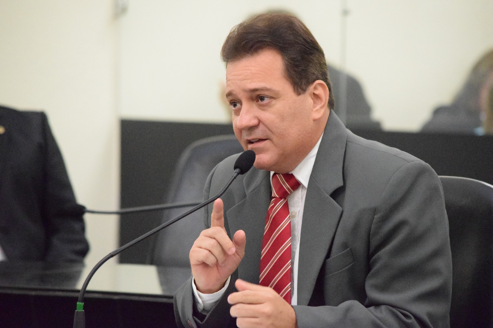 Alcides Andrade apresenta projeto estabelecendo prazo para atendimento em hospitais