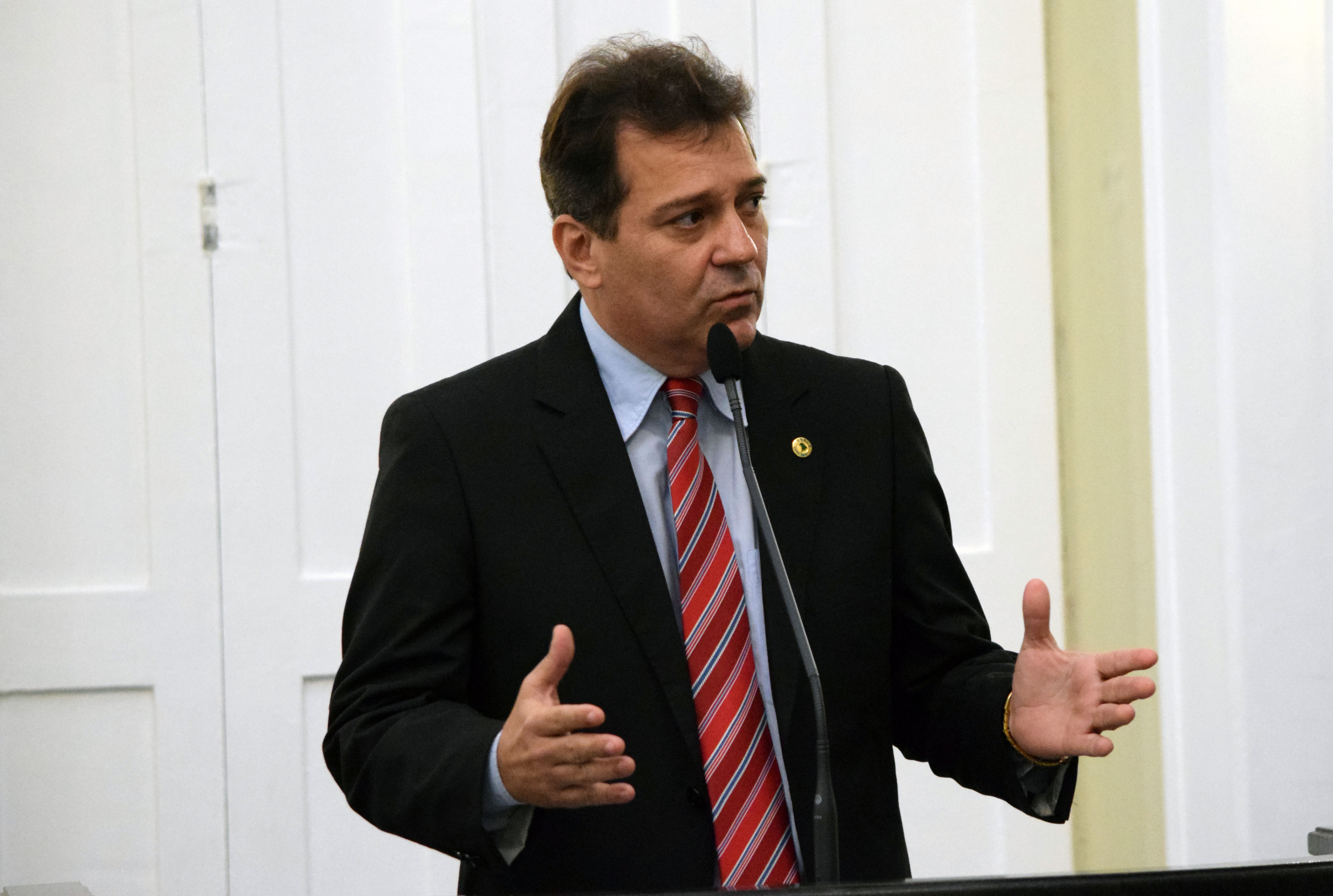 Alcides Andrade apresenta projeto isentando doadores do pagamento de inscrição em concursos 
