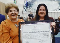 Professora Ana Dayse Dória recebe a comenda Padre Teófanes de Barros