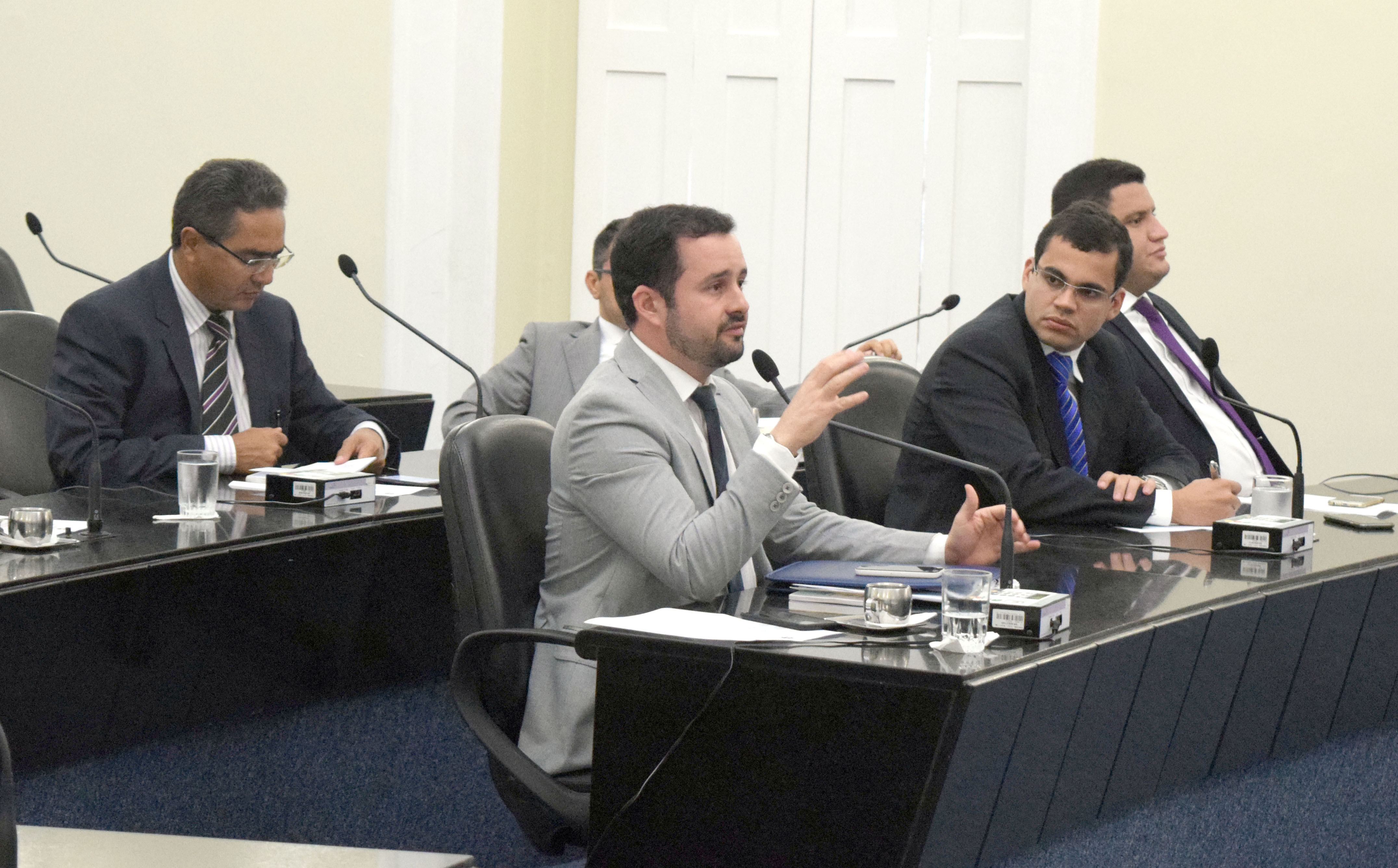Análise do projeto da Lei de Diretrizes Orçamentárias é adiado