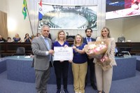 Ângela Abdo recebe da Assembleia a comenda Irmã Dulce