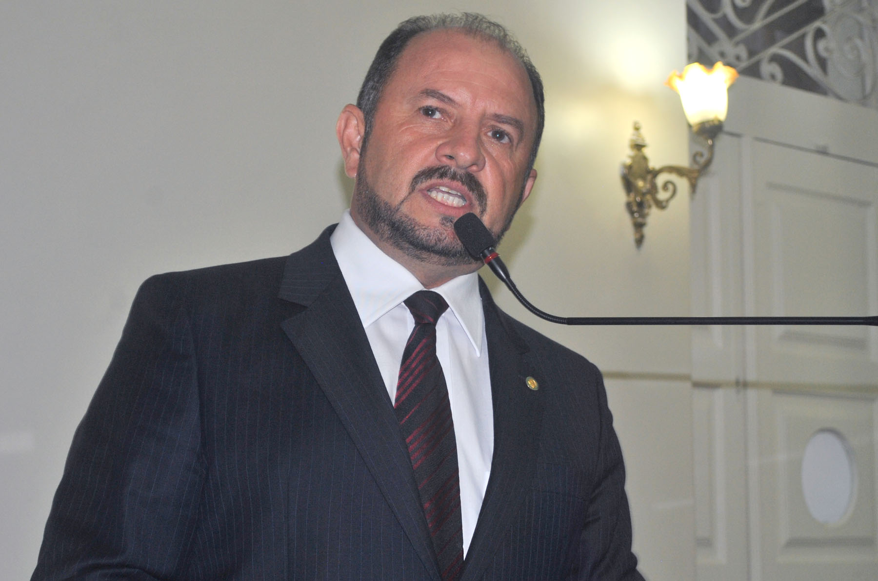 Antonio Albuquerque contesta informações apresentadas em matéria jornalística