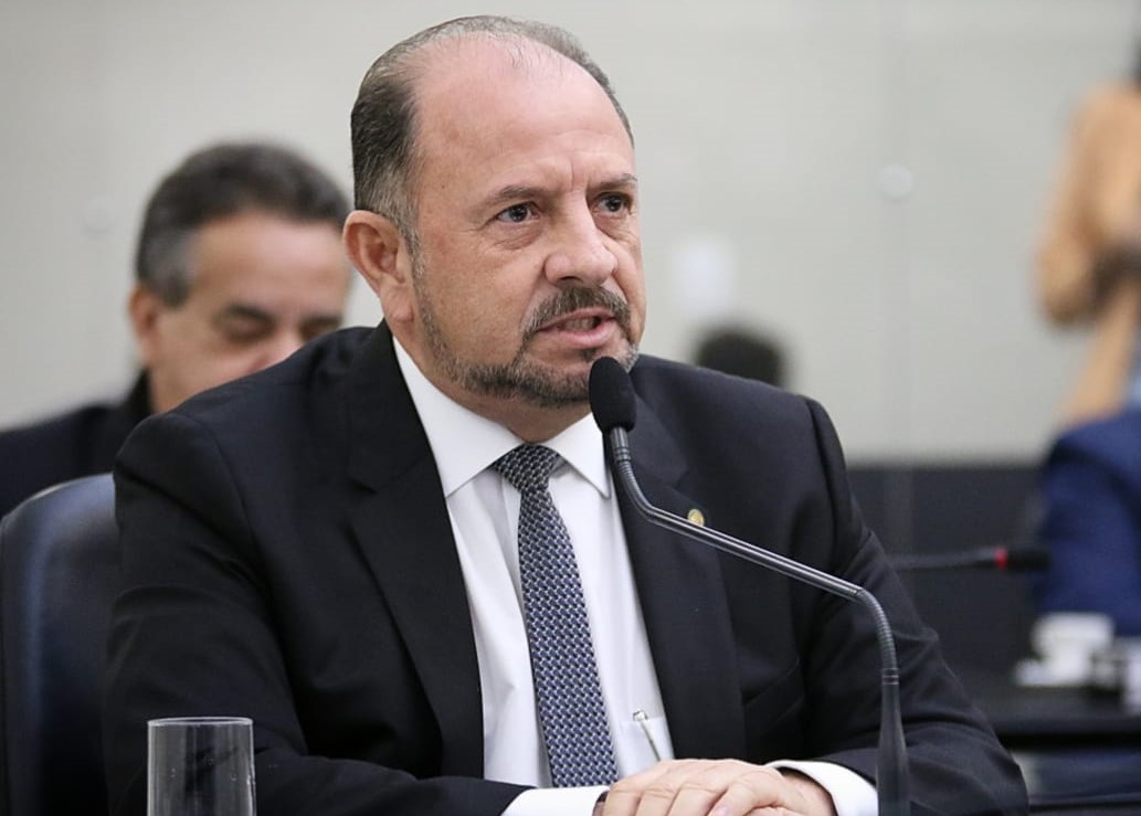 Antonio Albuquerque critica veiculação do filme “Como se tornar o pior aluno da escola”