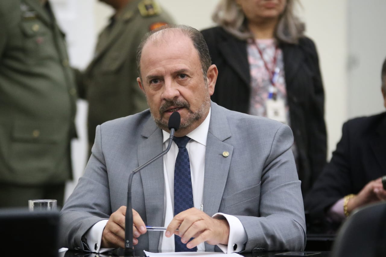 Antonio Albuquerque pede punições severas contra invasões em escolas
