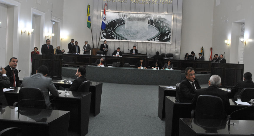 Apesar da semana curta, deputados aprovam diversas matérias