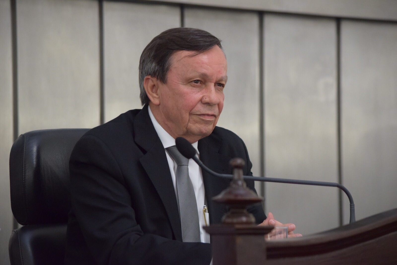 Após licença médica, Luiz Dantas volta a presidir os trabalhos da Casa