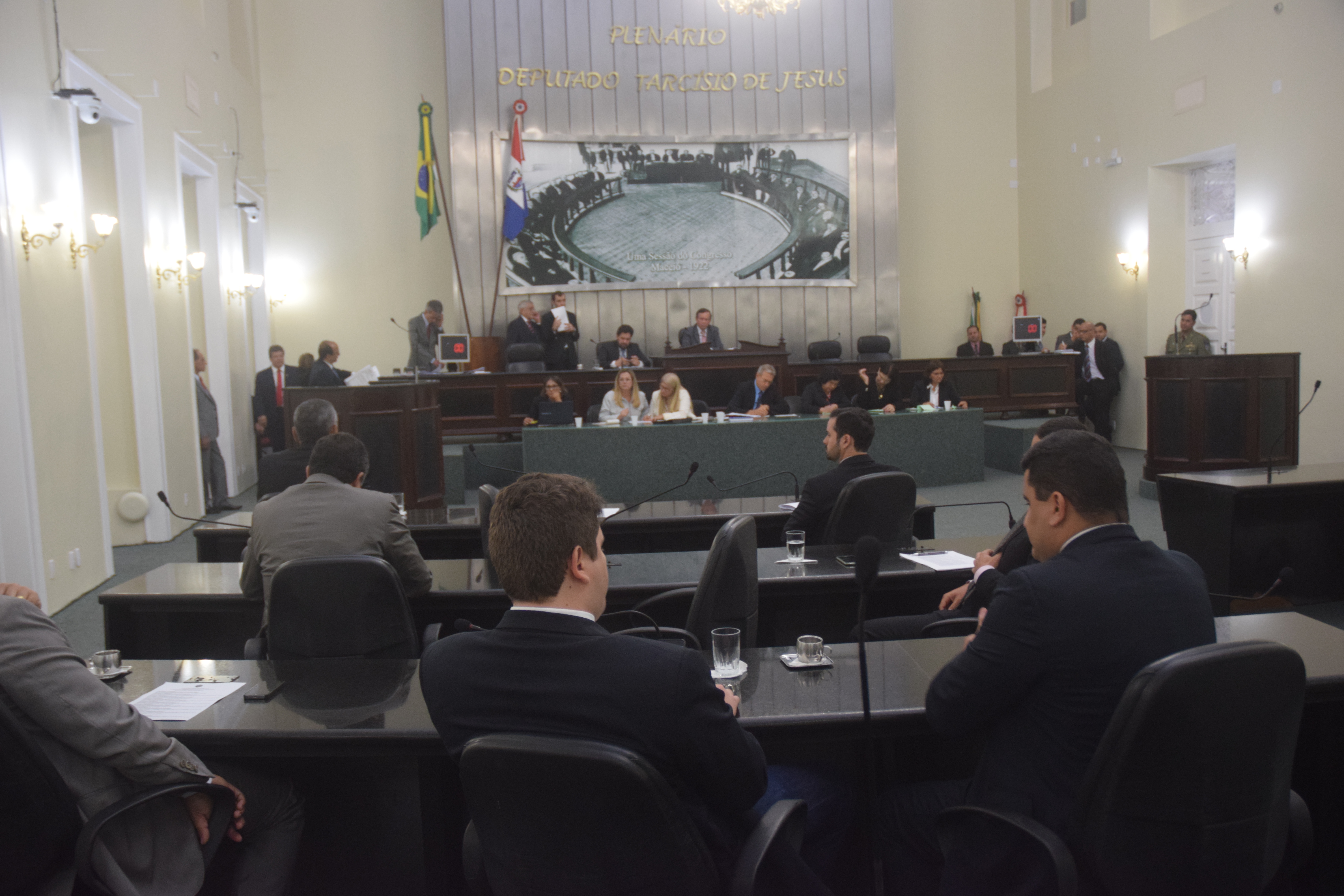 Aprovada, em 1ª discussão, PEC que altera idade para aposentadoria