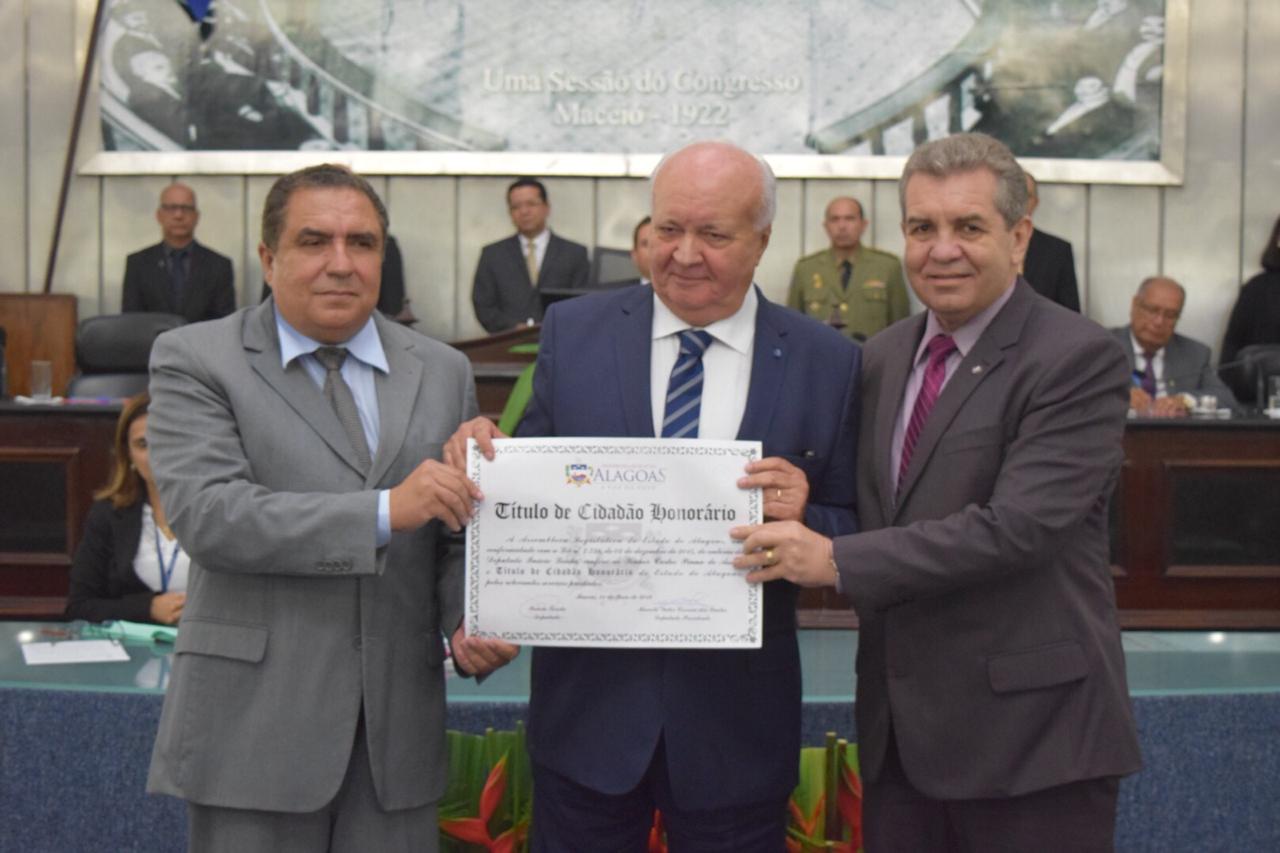 Assembleia homenageia com Título de Cidadão Honorário o conselheiro do TC/SE, Carlos Pinna