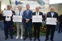 Parlamento homenageia empresários da construção civil e do comércio