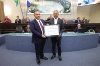 Assembleia homenageia Fernando Maciel com a comenda Omar Coelho de Mello