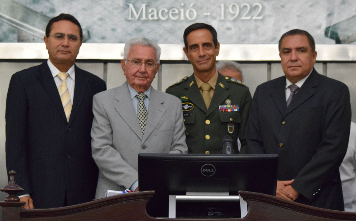 Parlamento homenageia general Nilton Moreira e coronel Nilton Diniz