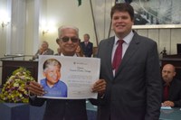 Assembleia homenageia José Aluísio da Cunha com a comenda Divaldo Suruagy
