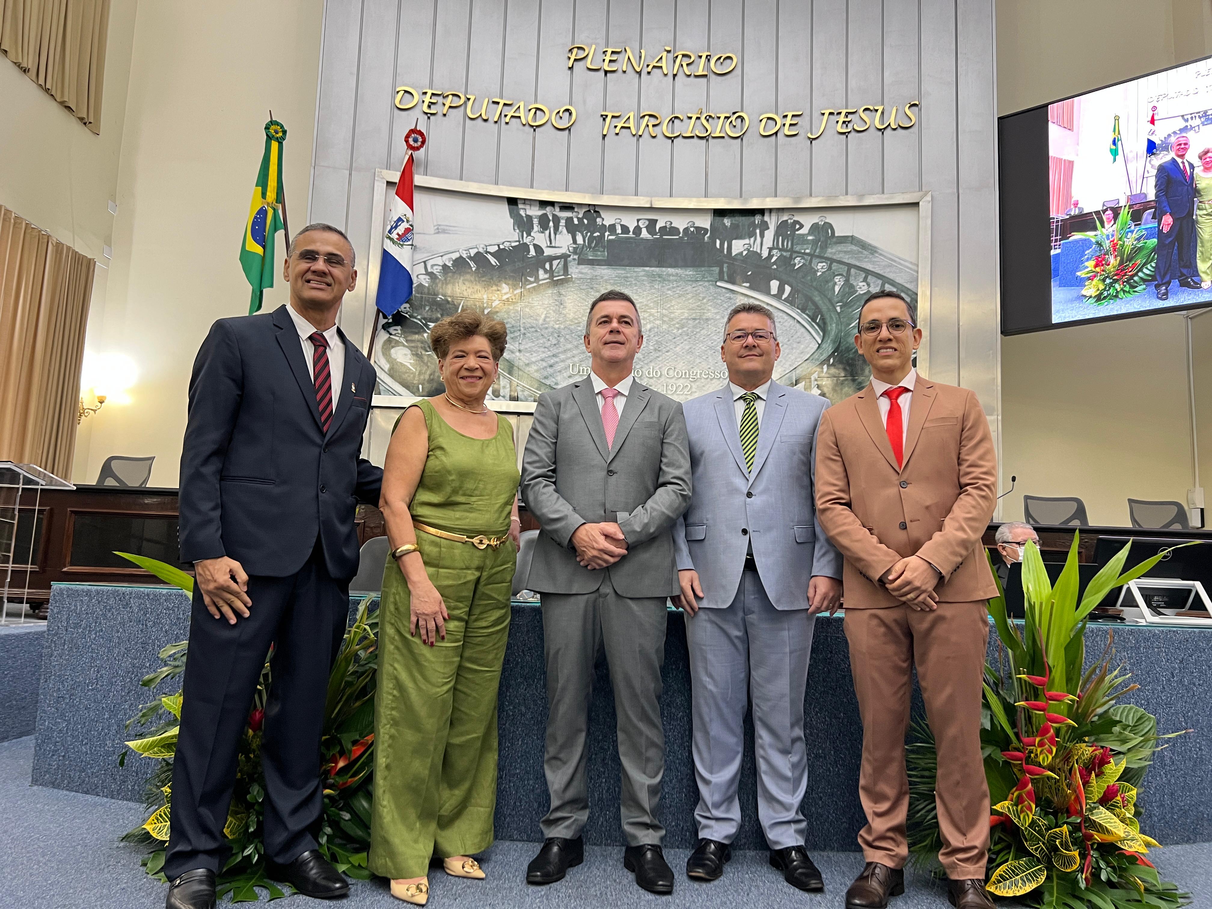 Assembleia Legislativa homenageia personalidades da Educação com títulos e comendas