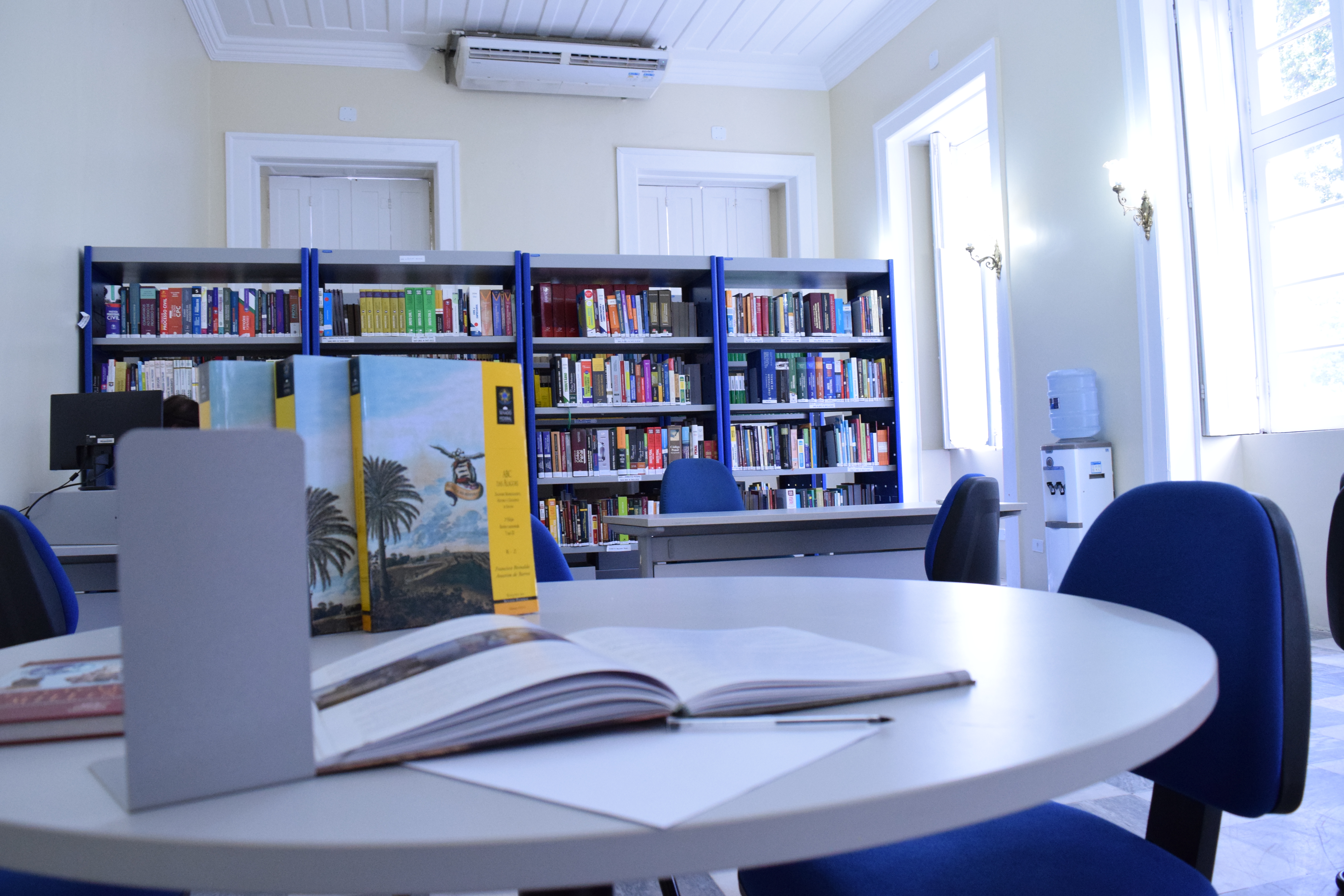 Biblioteca do Legislativo está aberta à sociedade