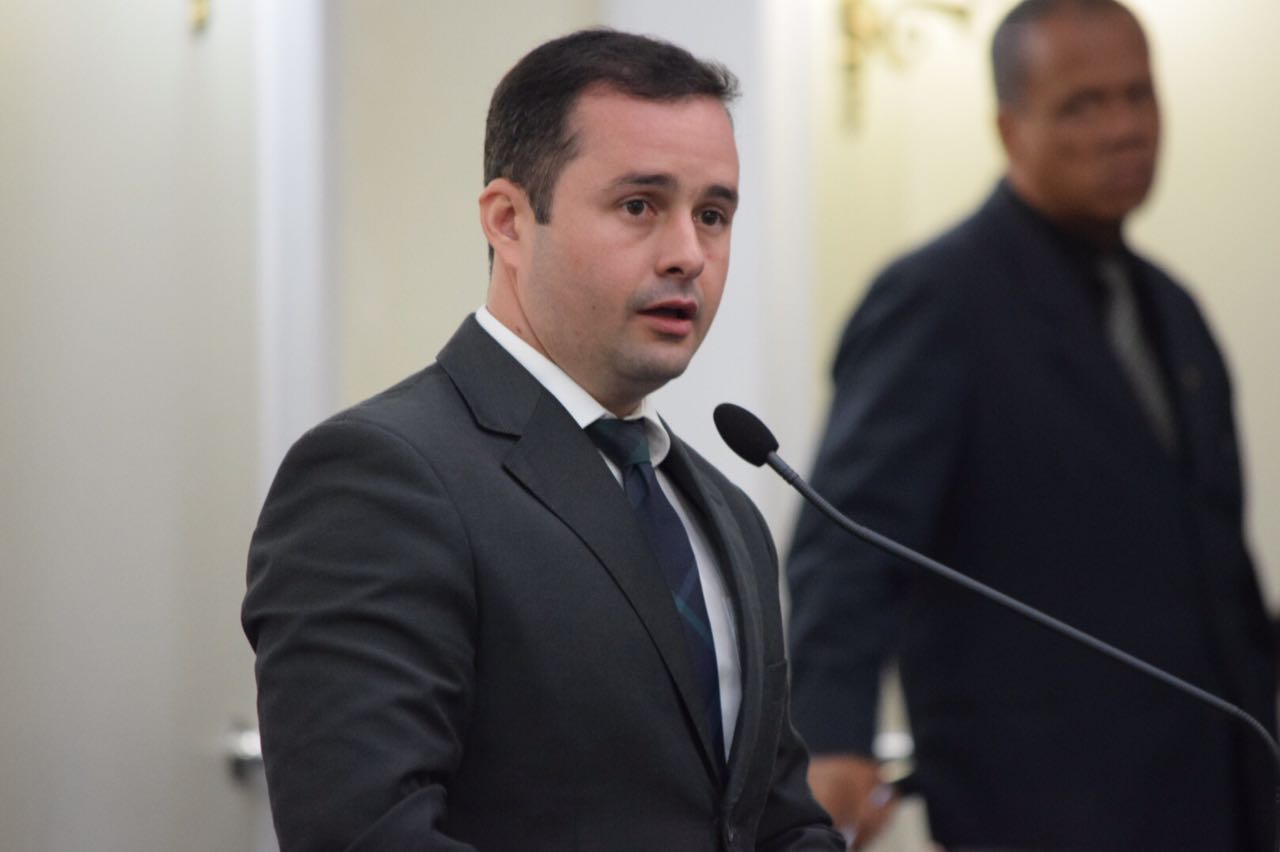 Bruno Toledo convoca secretária para prestar esclarecimentos