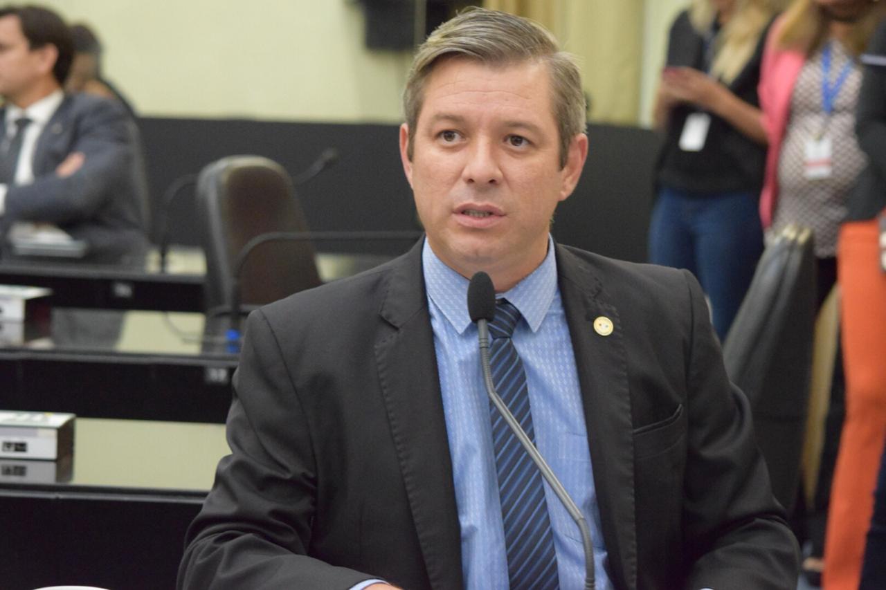 Cabo Bebeto cobra instalação de bloqueadores de telefonia celular no sistema prisional