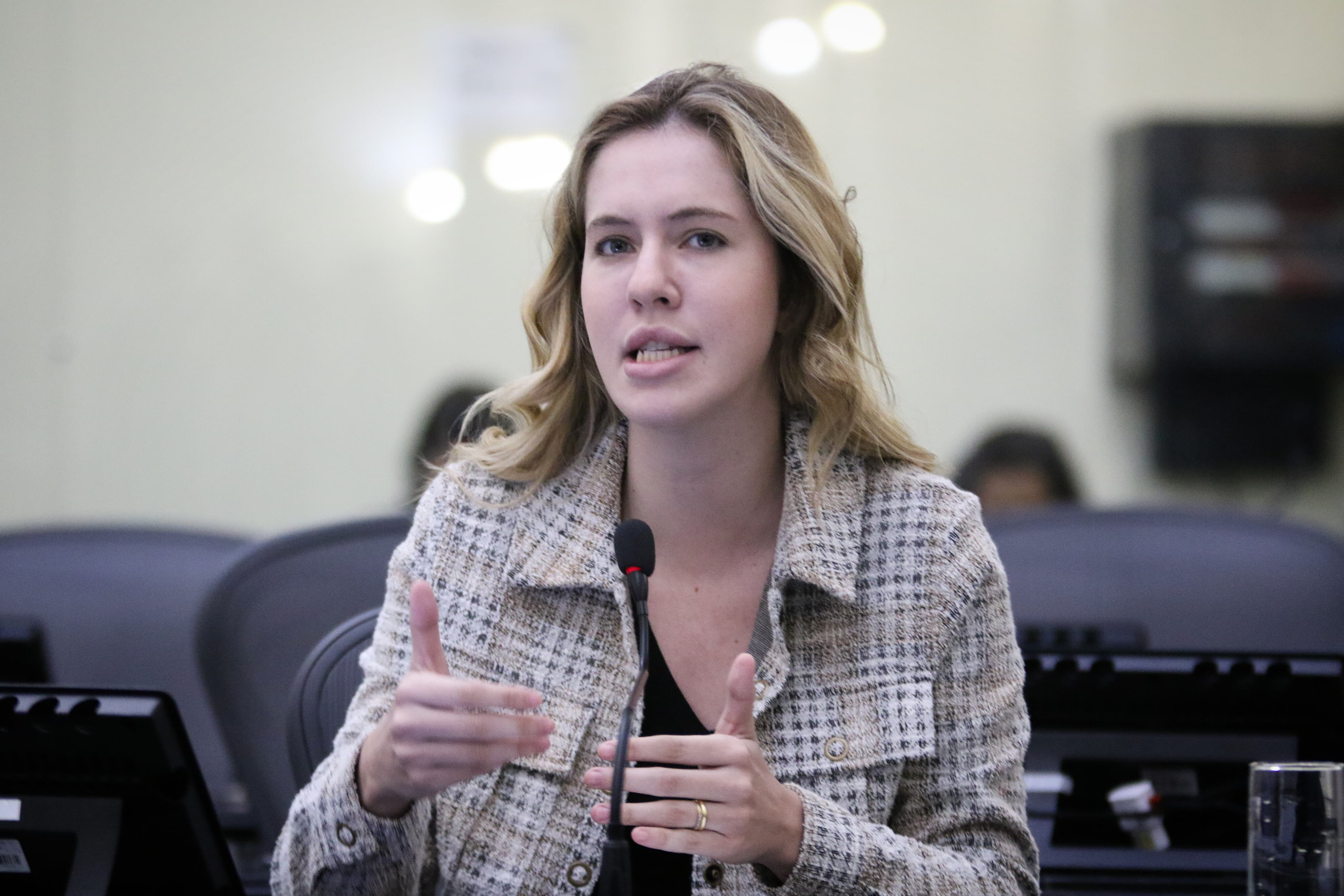 Cibele Moura alerta sobre legislação que proíbe a utilização de fogos de artifício com estampido