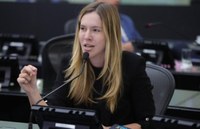 Cibele Moura anuncia fim dos fogos com estampido em Alagoas a partir de 2026