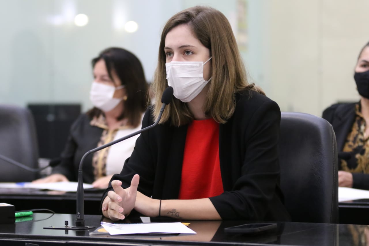 Cibele Moura cobra inclusão de estudantes de Odontologia na lista de prioridade para vacinação