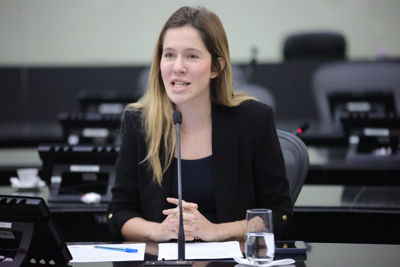 Cibele Moura denuncia ciclo de violência doméstica e defende lei que obriga condomínios a denunciar agressões