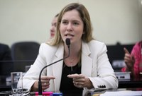 Cibele Moura destaca assinatura de decreto que zera impostos para absorventes íntimos