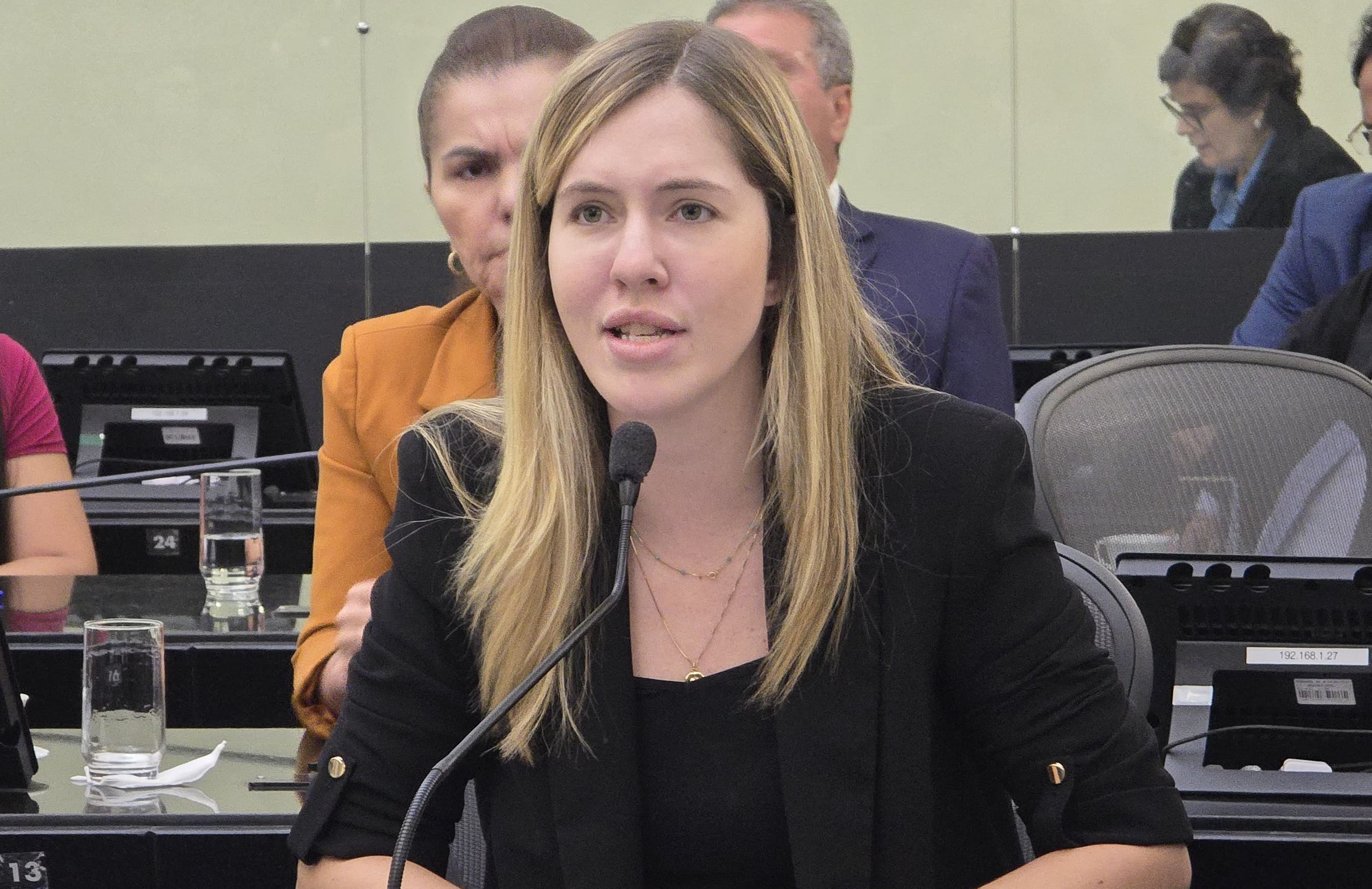 Cibele Moura elogia ação de policial militar em defesa de criança autista