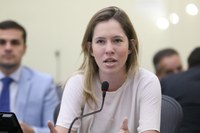 Cibele Moura lamenta morte de estudante durante briga na porta da escola