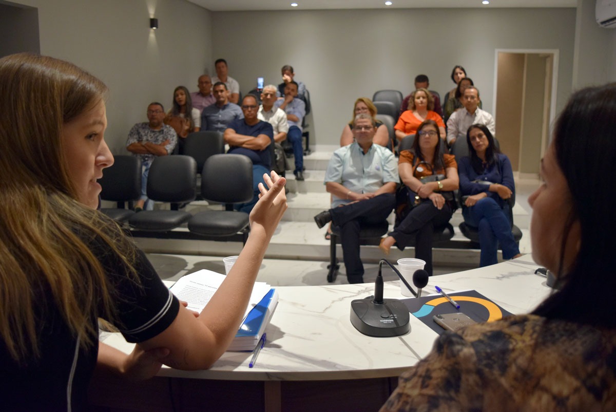 Cibele Moura apresenta relatório da 1ª fase do “Rota da Educação” para representantes das escolas públicas