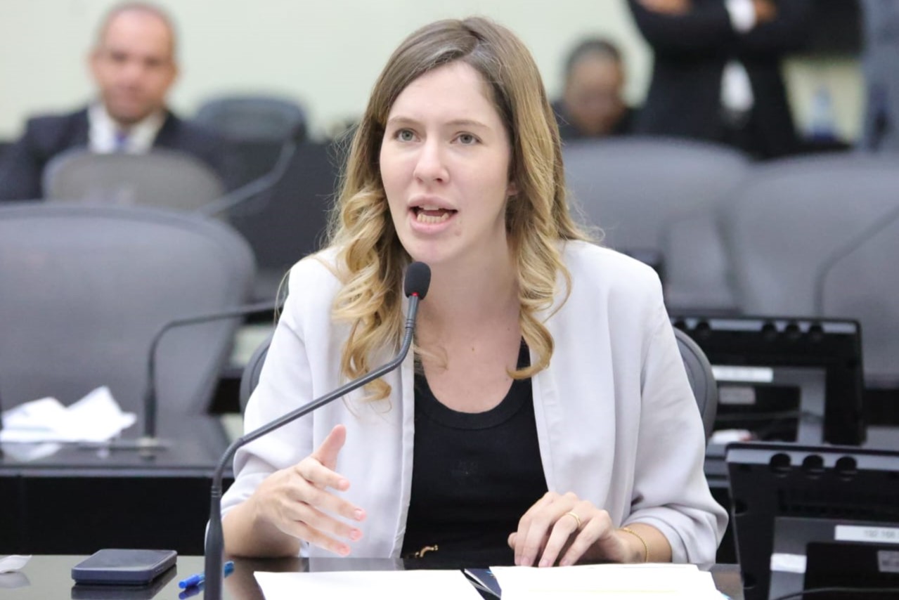 Cibele Moura solicita celeridade em projeto que garante retorno automático para pessoas com TEA e TDAH