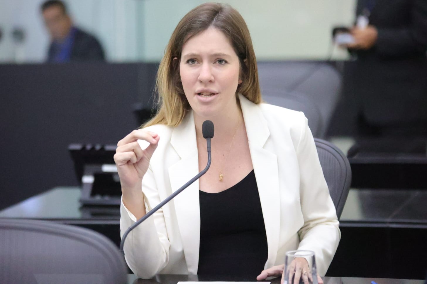 Cibele Moura se posiciona contra avanço de alunos sem desempenho mínimo em colégio militar