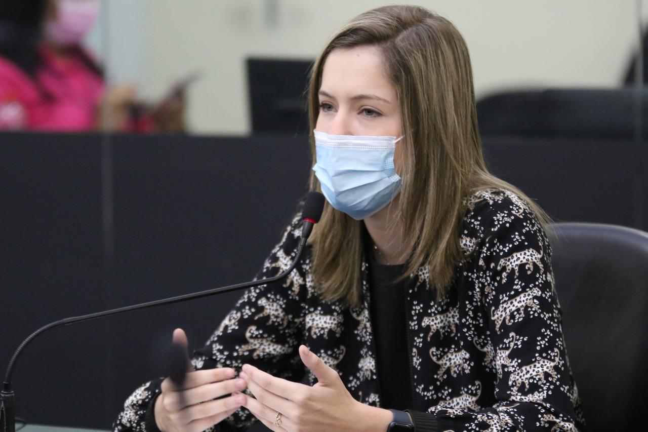 Cibele Moura solicita distribuição de máscaras aos usuários de transporte público