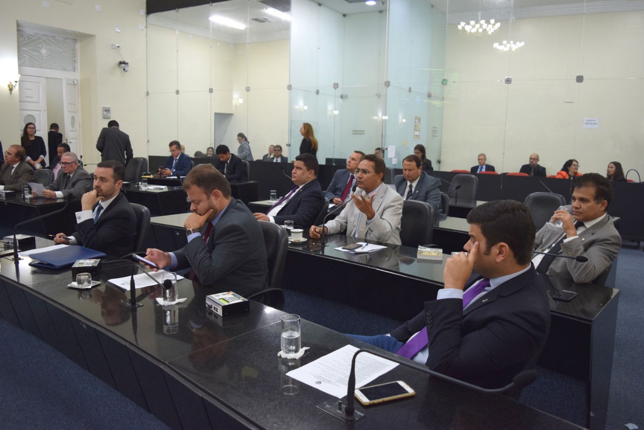 Com pauta destrancada, deputados apreciam e votam diversas matérias