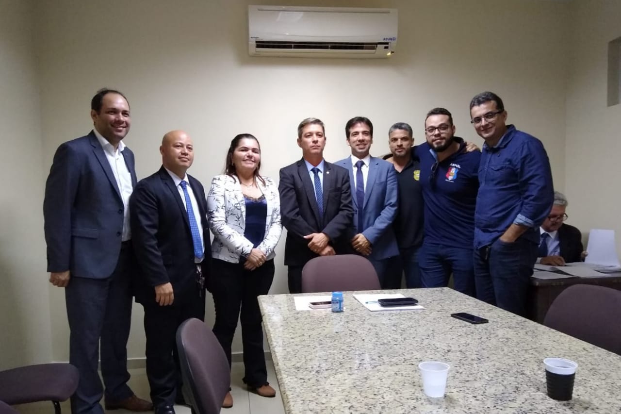 Comissão recebe policiais civis para discutir portaria que regulamenta plantão em delegacias