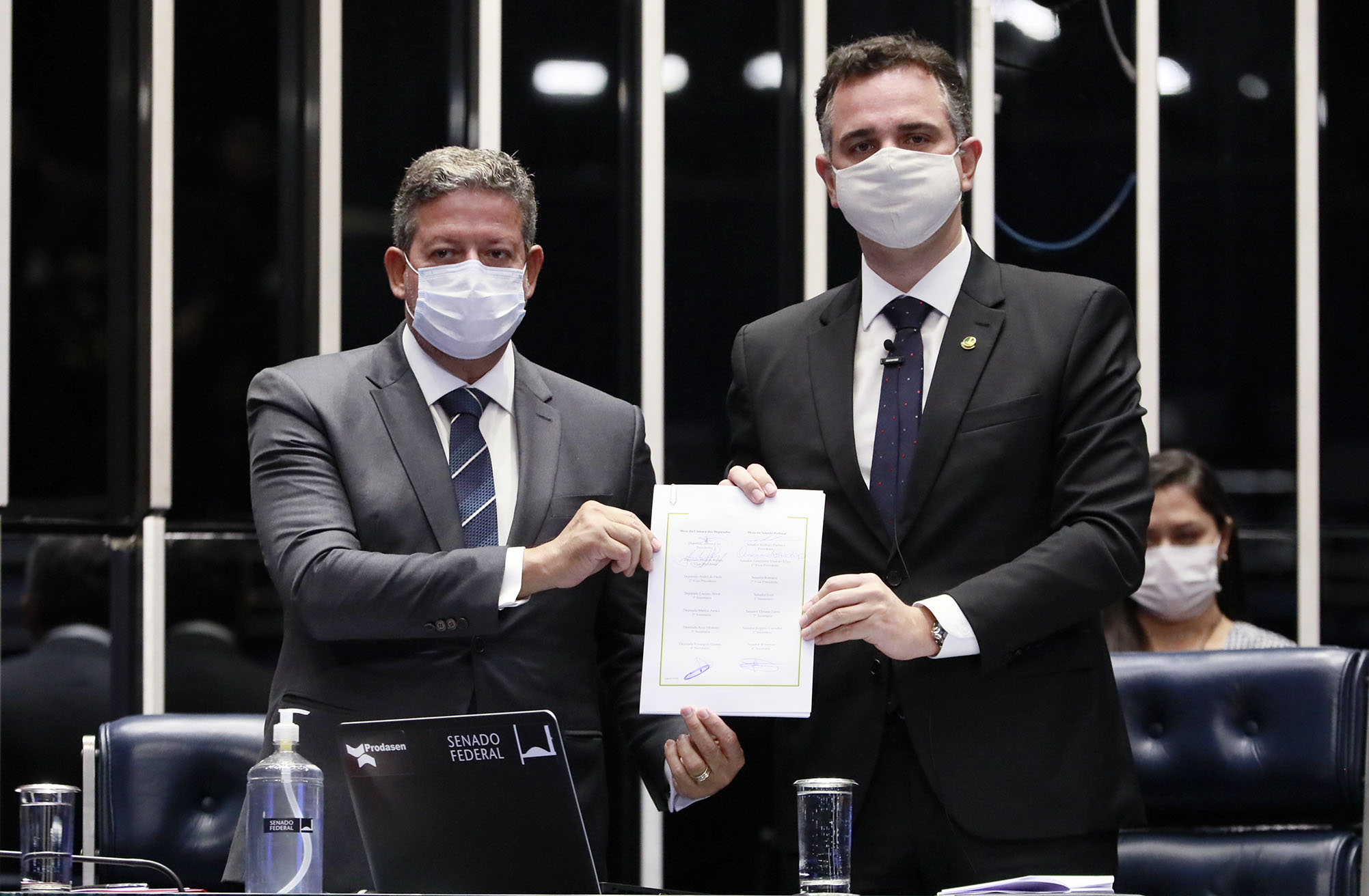 Congresso promulga emenda constitucional que garante volta do auxílio emergencial