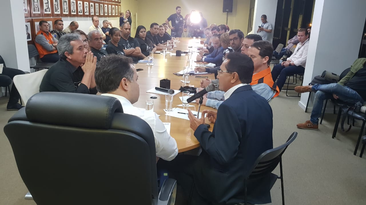 Francisco Tenório se reúne com governador e moradores do Pinheiro