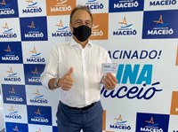 Galba Novaes é vacinado em Maceió e incentiva população a se imunizar