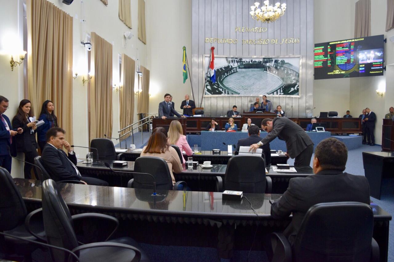 Deputados analisam emendas ao projeto que dispõe sobre acesso na hierarquia militar