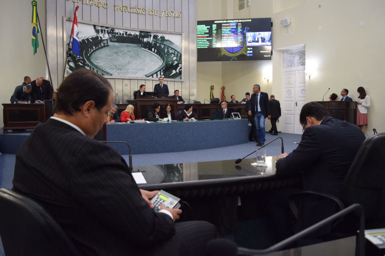 Deputados apreciam três vetos do Executivo