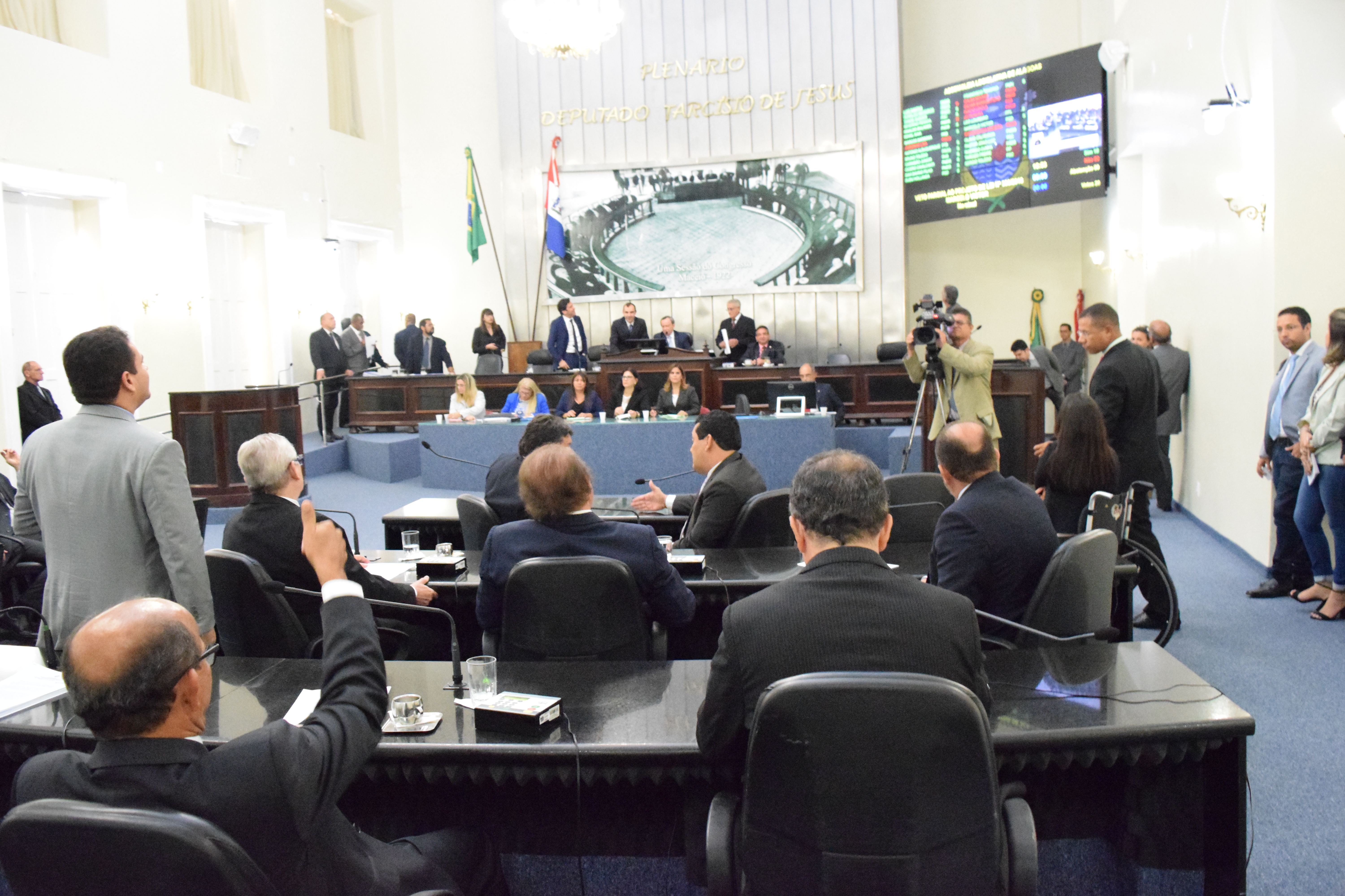 Deputados derrubam veto e destrancam pauta do Legislativo