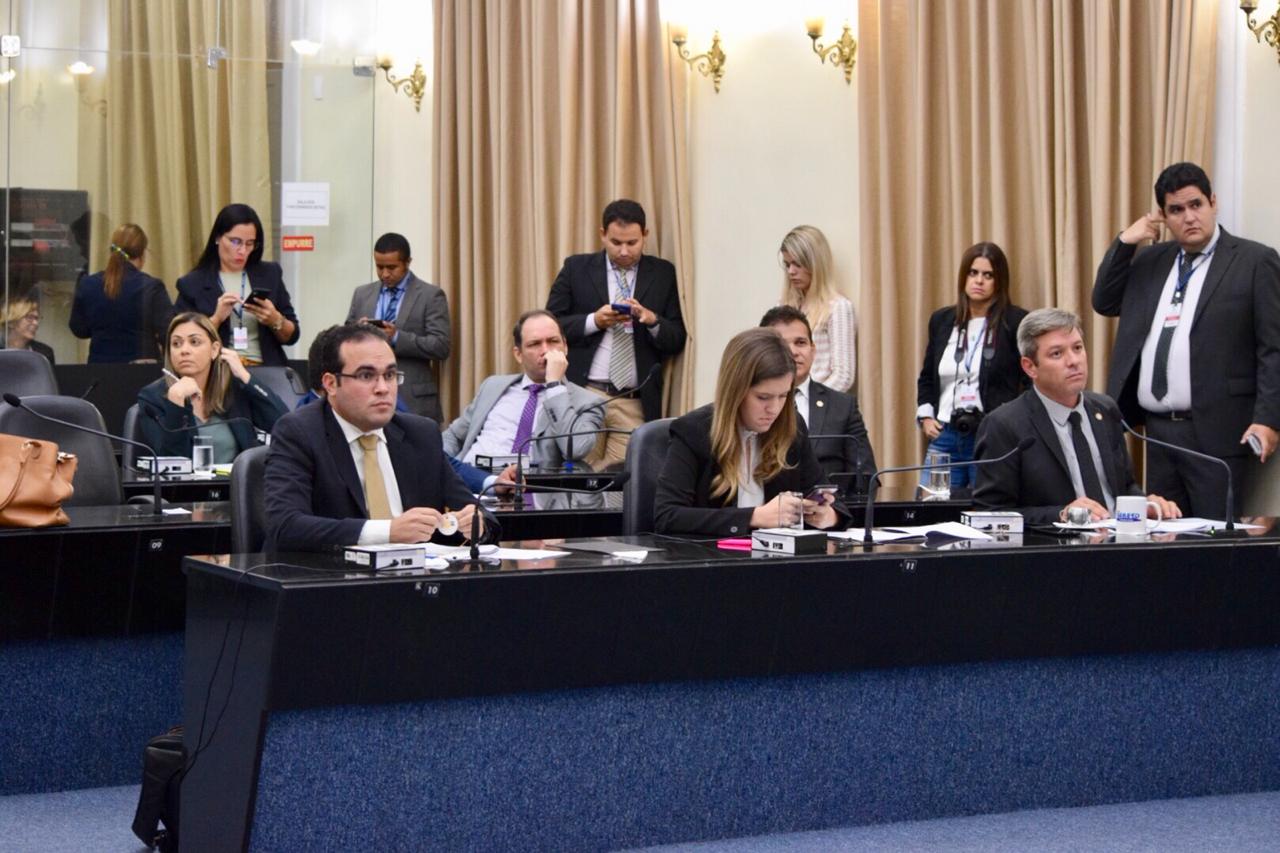 Deputados derrubam vetos do Executivo e questionam atuação da PGE