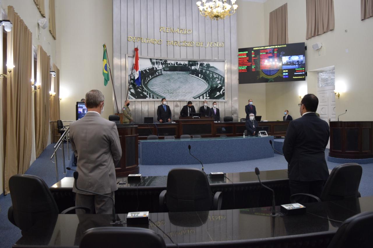 Plenário faz um minuto de silêncio pelas vítimas da pandemia