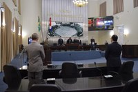 Plenário faz um minuto de silêncio pelas vítimas da pandemia