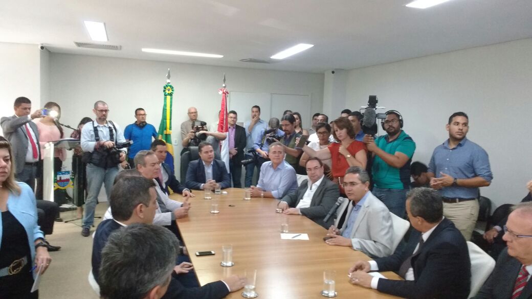 Deputados participam da assinatura do contrato para obra do viaduto da PRF