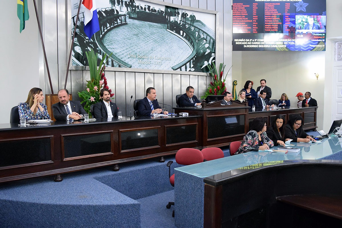 Deputados sabatinam candidato a conselheiro do Tribunal de Contas