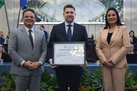 Diretor da TV Ponta Verde recebe comenda em sessão que enalteceu trabalho da Comunicação na defesa da democracia