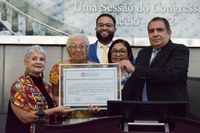 Dona Lourdes é homenageada na Assembleia pela iguaria regional "Galinha à Cabidela"